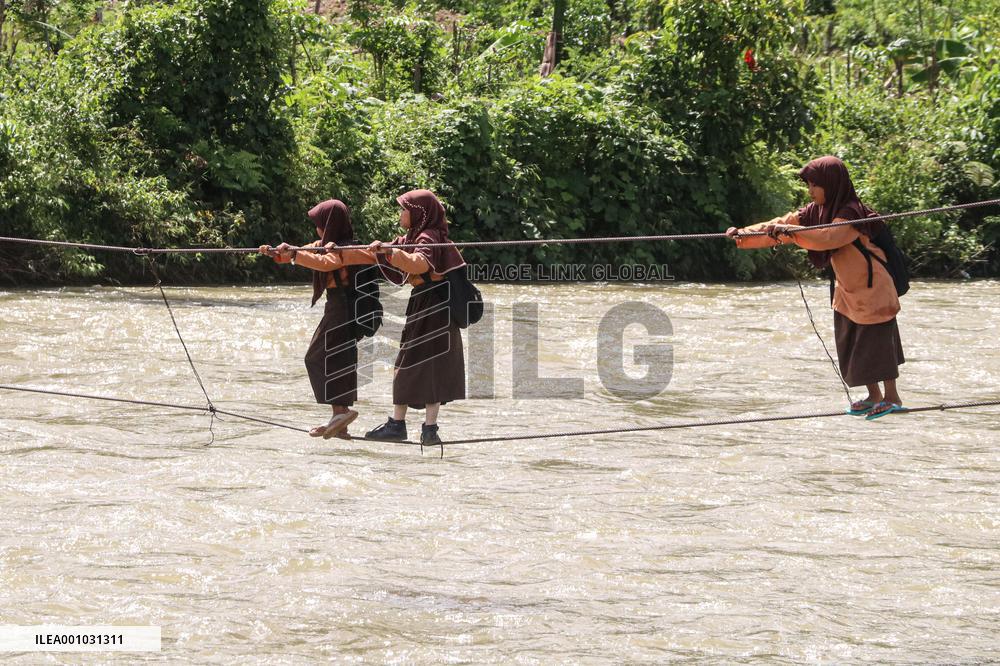 INDONESIA-ACEH-STUDENT-WIRE BRIDGE