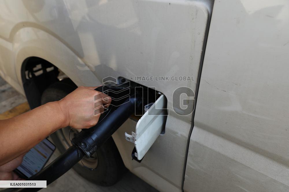 Xinhua Headlines: China charges ahead for green development as NEV charging piles boom