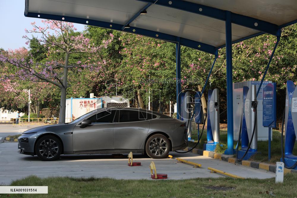Xinhua Headlines: China charges ahead for green development as NEV charging piles boom