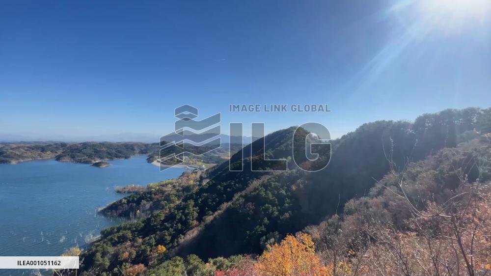 Beijing's largest reservoir ablaze with autumn colors