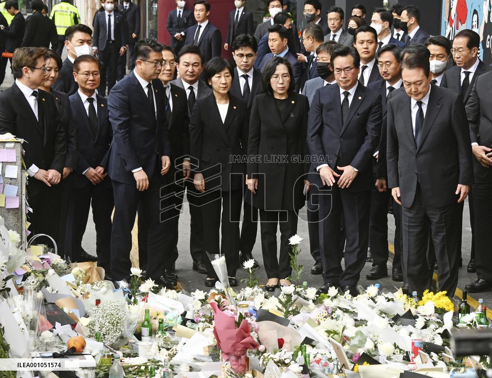 Mourning after deadly Halloween crush in Seoul