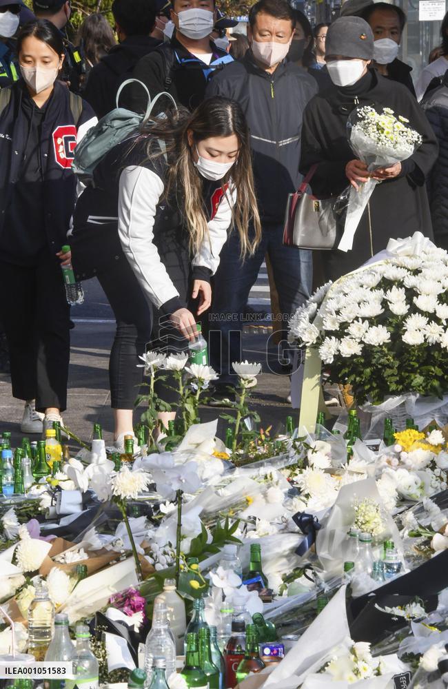 Mourning after deadly Halloween crush in Seoul