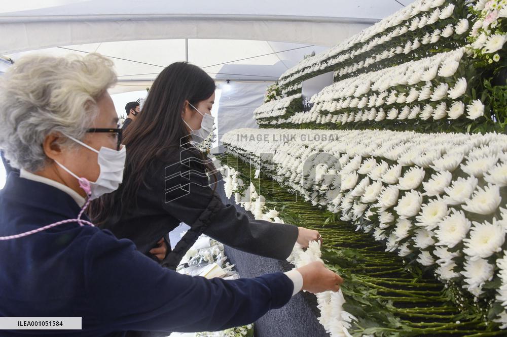 Mourning after deadly Halloween crush in Seoul