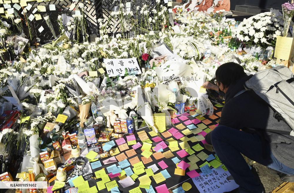 Mourning after deadly Halloween crush in Seoul