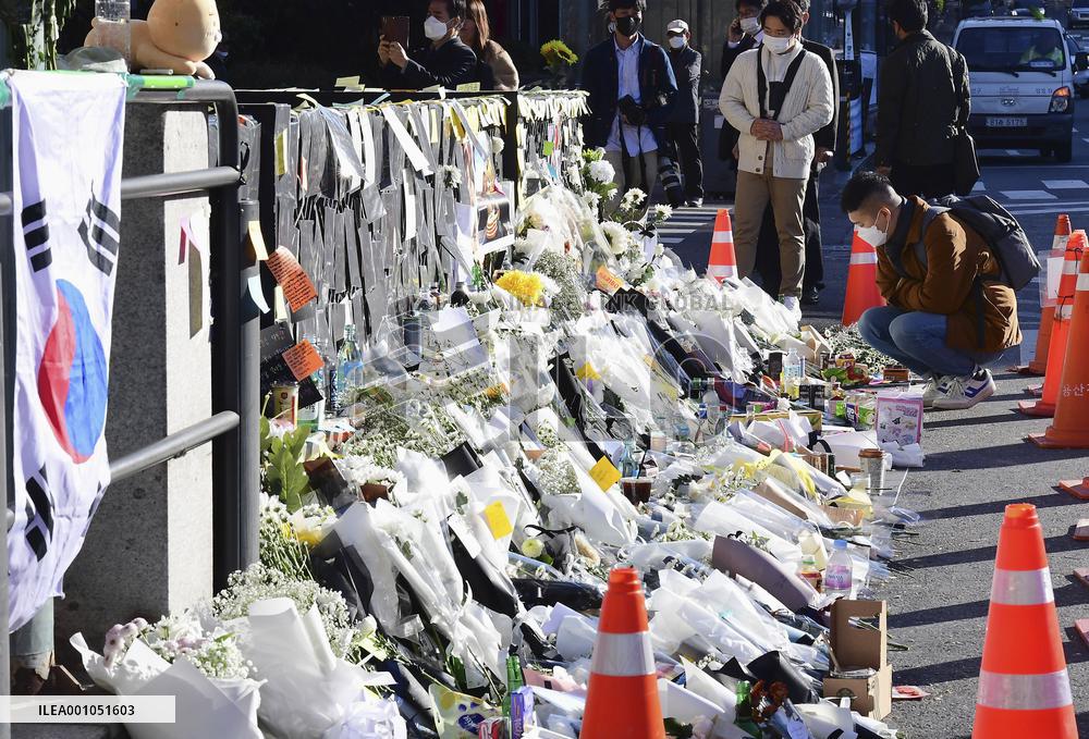 Mourning after deadly Halloween crush in Seoul