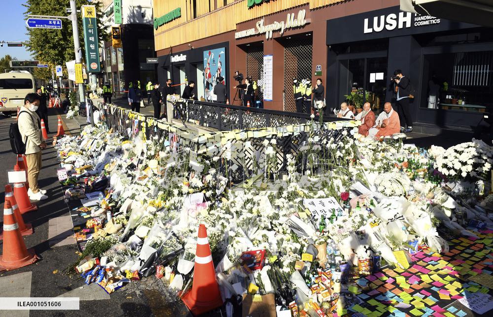 Mourning after deadly Halloween crush in Seoul