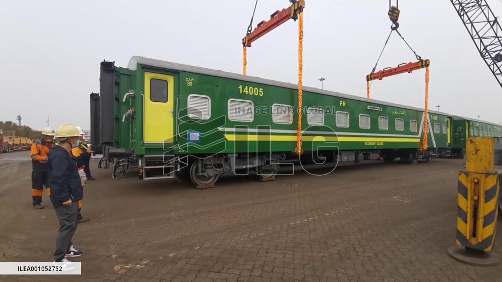 Shipment of China's broad-gauge passenger coaches exported to Pakistan