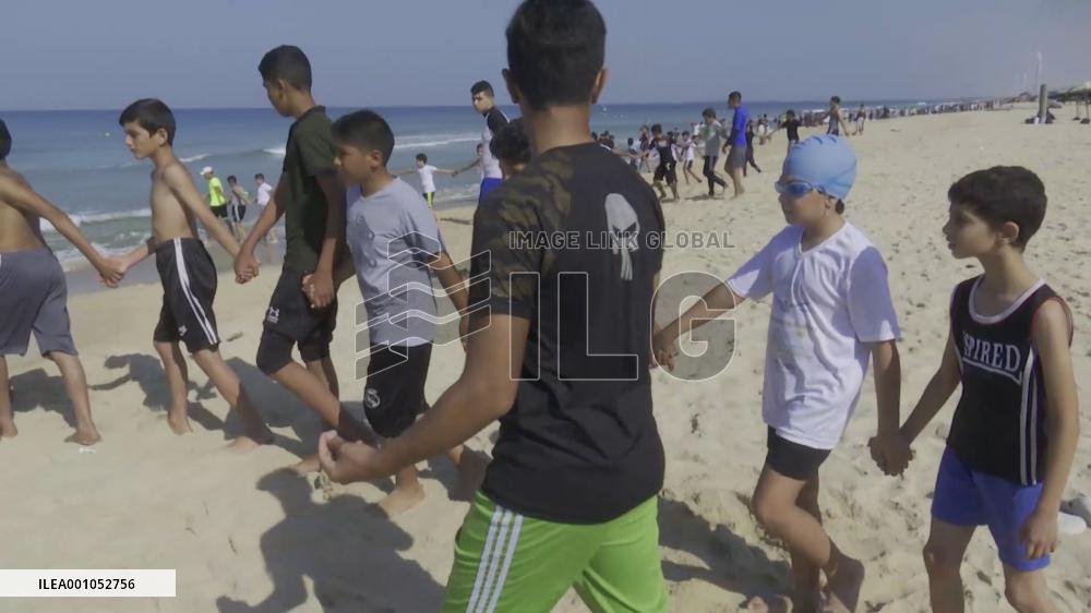 1,000 Palestinian children participate in swimming carnival in Gaza sea