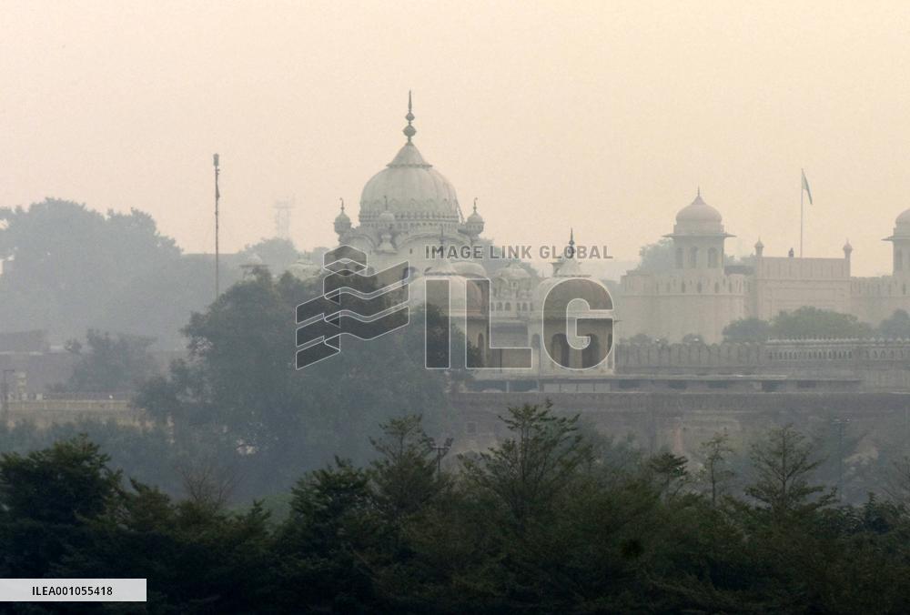 PAKISTAN-LAHORE-WEATHER-SMOG