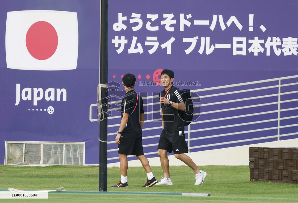 Football: Pitch inspection in Doha