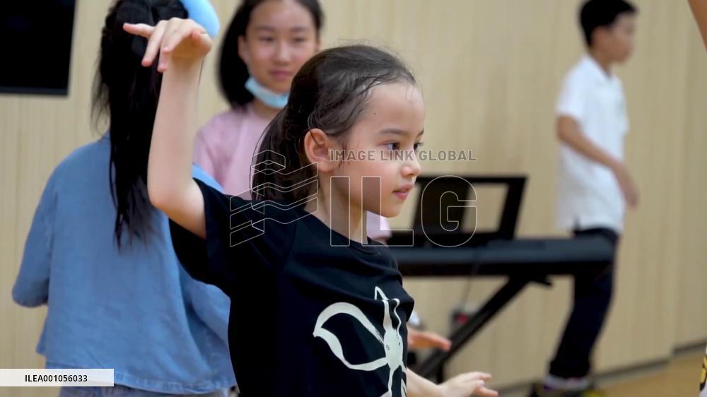 U.S. drama teacher inspires children's acting dreams in China