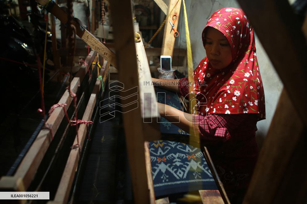 INDONESIA-KEDIRI-WEAVING-TRADITIONAL FABRICS