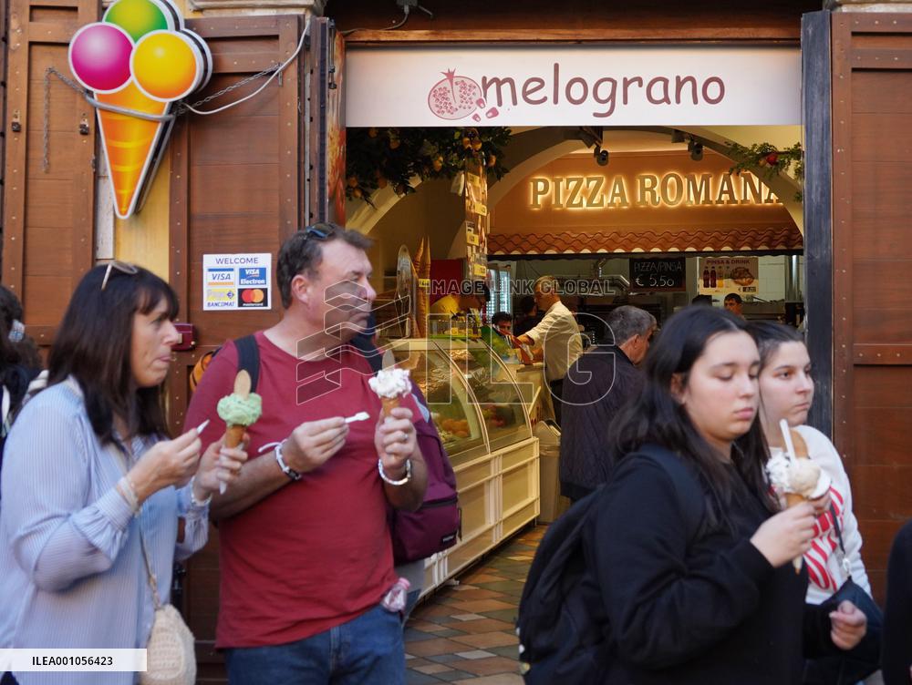 ITALY-ROME-AUTUMN-HIGH TEMPERATURE