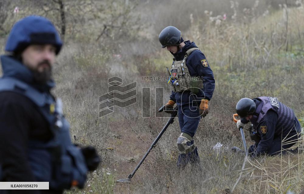 Mine clearing in Ukraine's Kherson