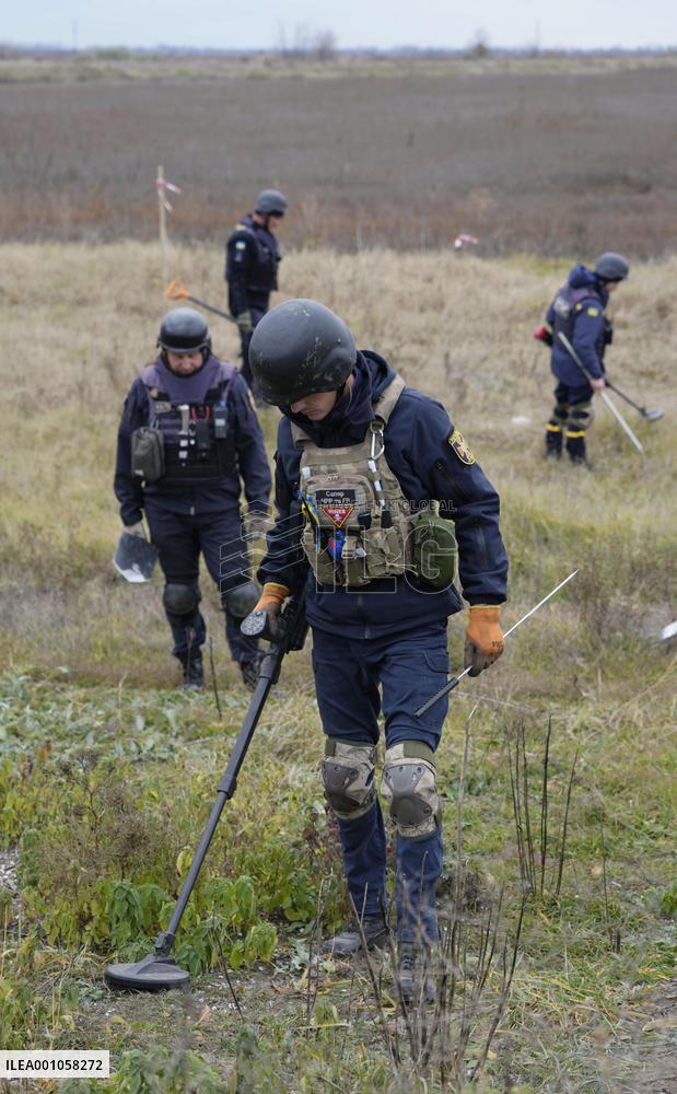 Mine clearing in Ukraine's Kherson