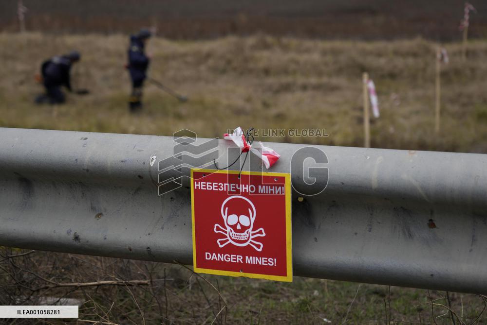 De-mining efforts in Ukraine's Kherson