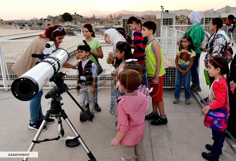 SYRIA-DAMASCUS-CHILDREN-ASTRONOMY