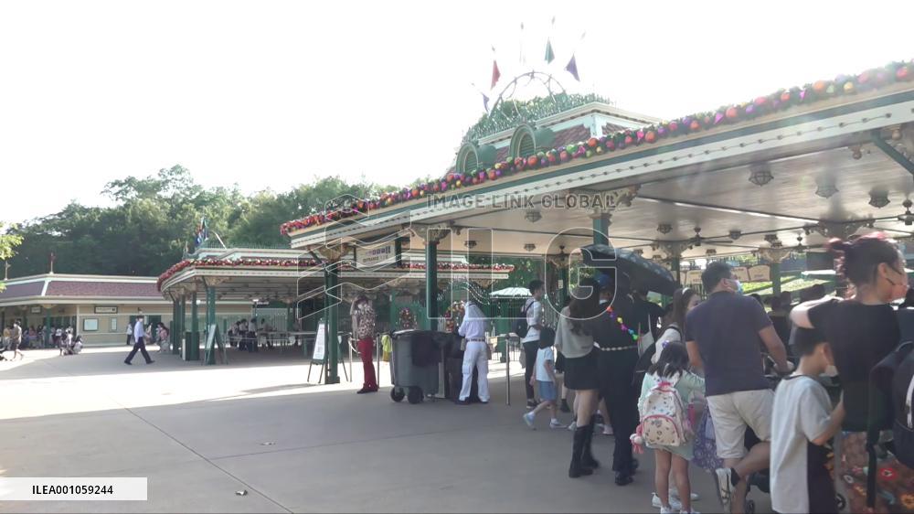 Hong Kong Disneyland holds activities to embrace holiday season