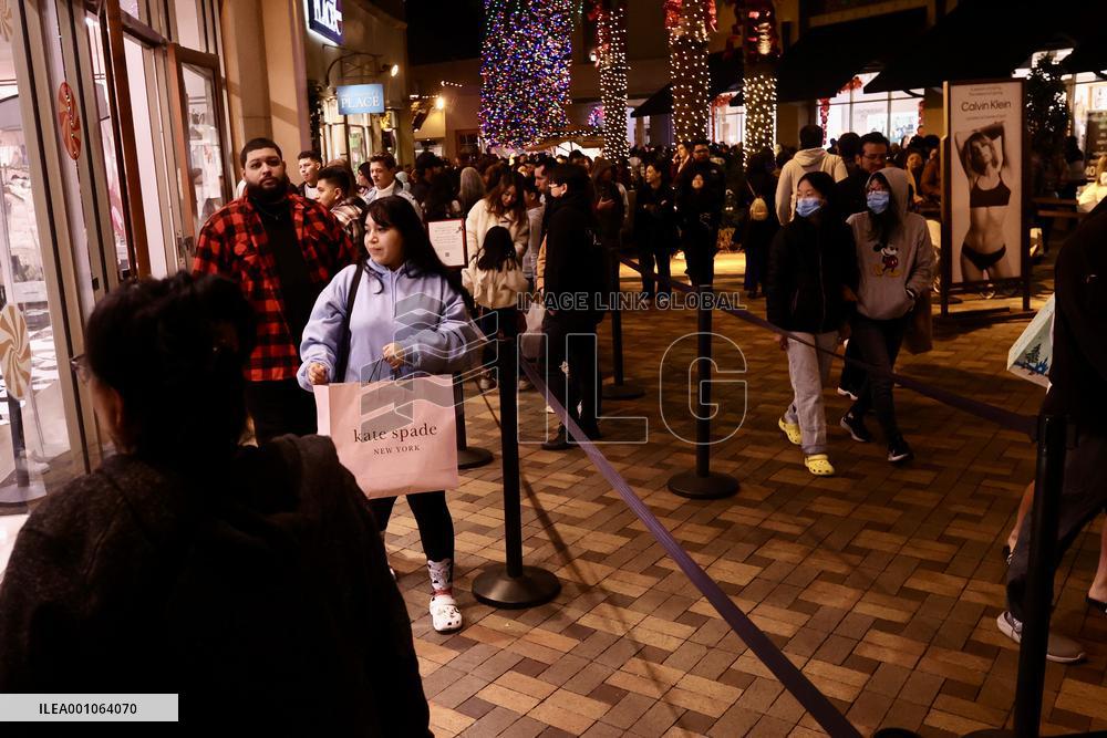 U.S.-LOS ANGELES-BLACK FRIDAY-SHOPPING
