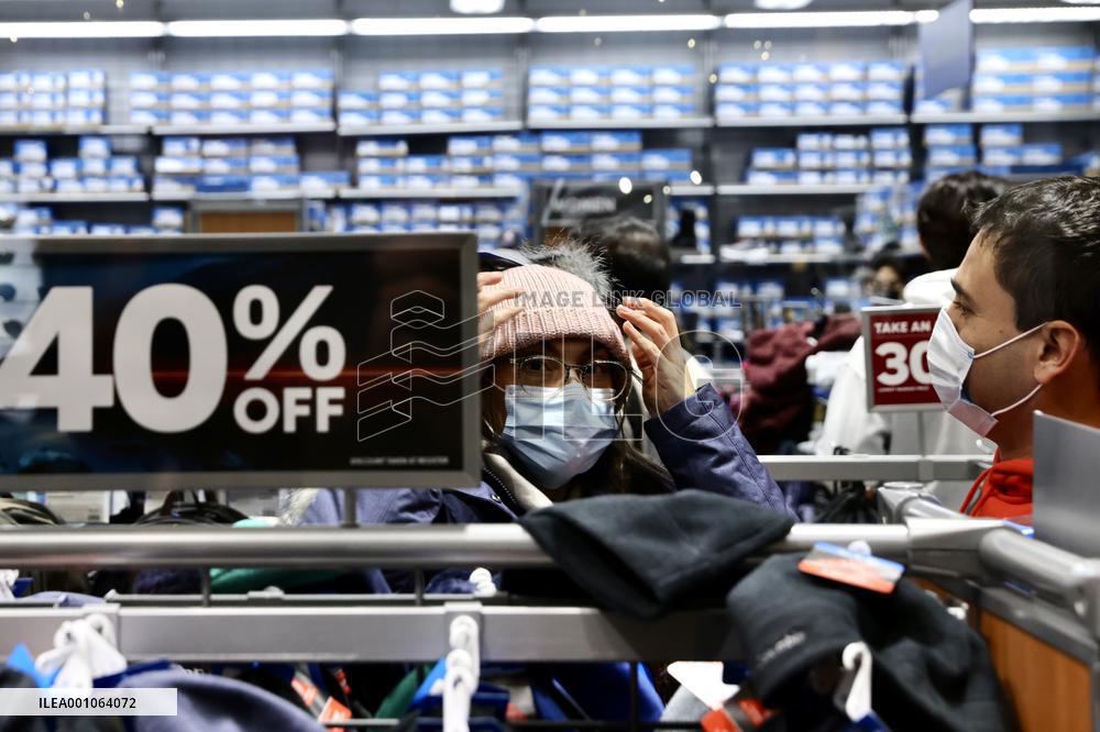 U.S.-LOS ANGELES-BLACK FRIDAY-SHOPPING