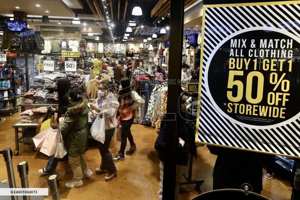 U.S.-LOS ANGELES-BLACK FRIDAY-SHOPPING