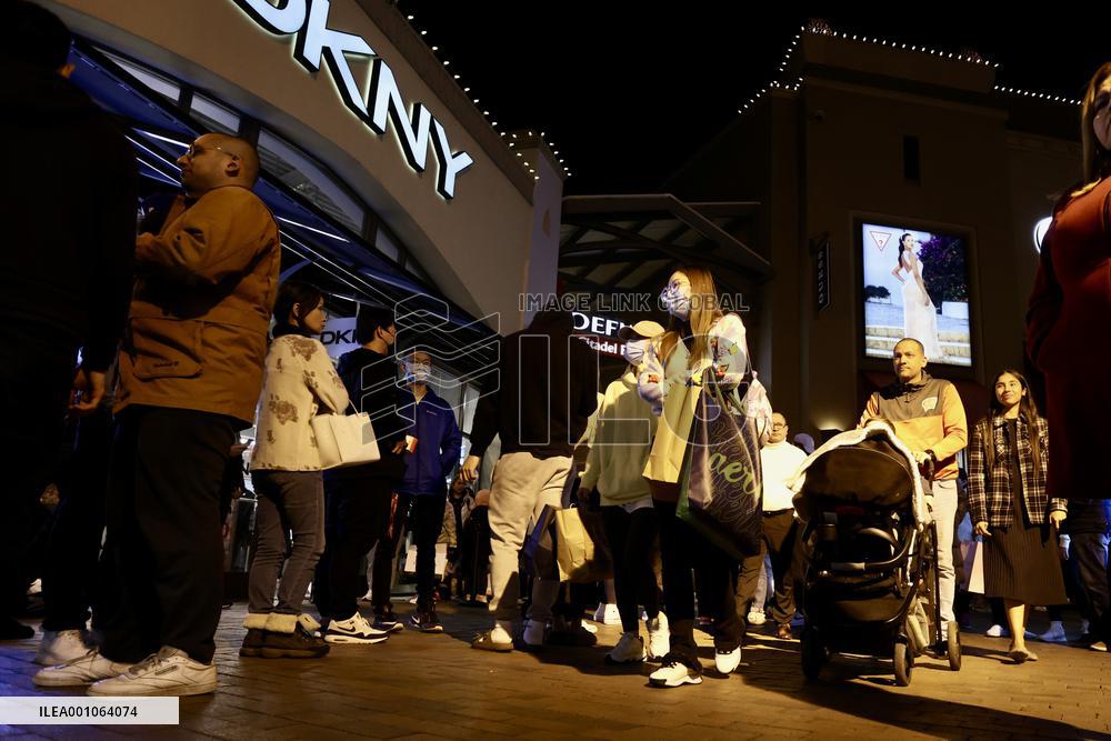 U.S.-LOS ANGELES-BLACK FRIDAY-SHOPPING