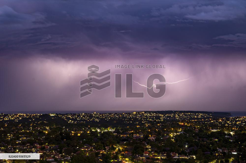 AUSTRALIA-SYDNEY-WEATHER-LIGHTNING