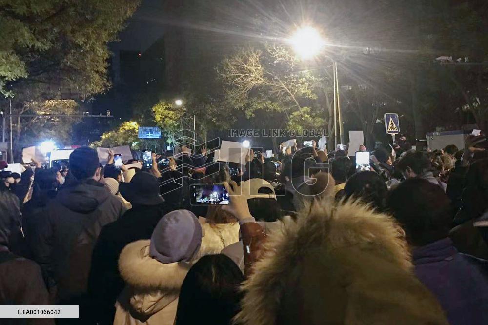 Protest against "zero-COVID" policy in Beijing
