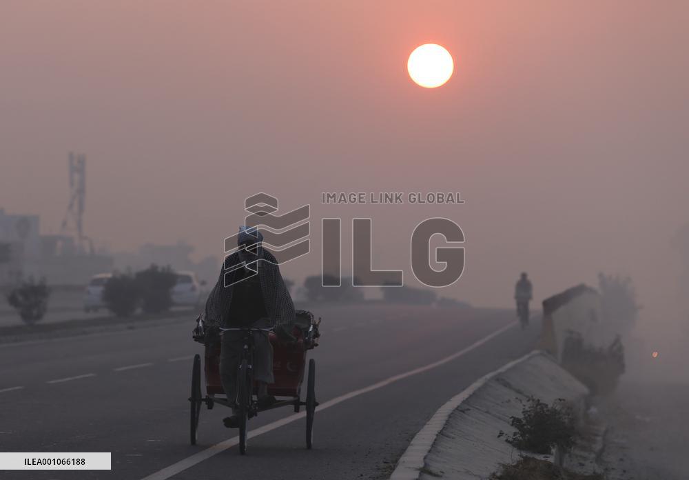 INDIA-PUNJAB-AMRITSAR-FOG-COLD WEATHER