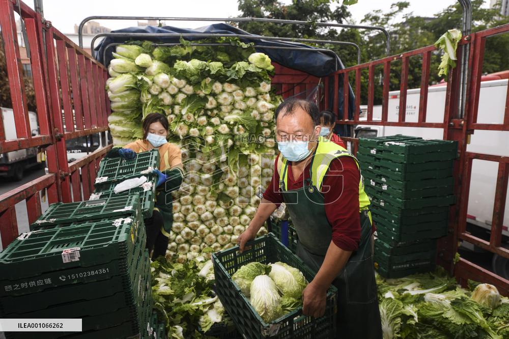 Xinhua Headlines: China strives to ensure livelihoods while fighting COVID-19 resurgences