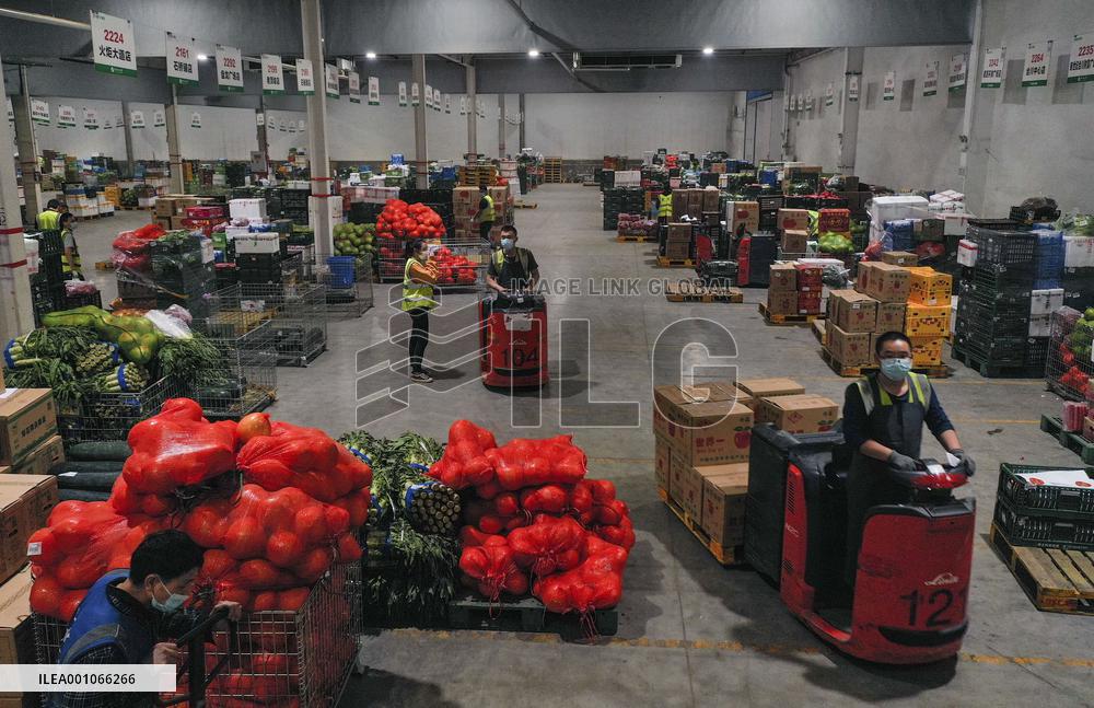 Xinhua Headlines: China strives to ensure livelihoods while fighting COVID-19 resurgences