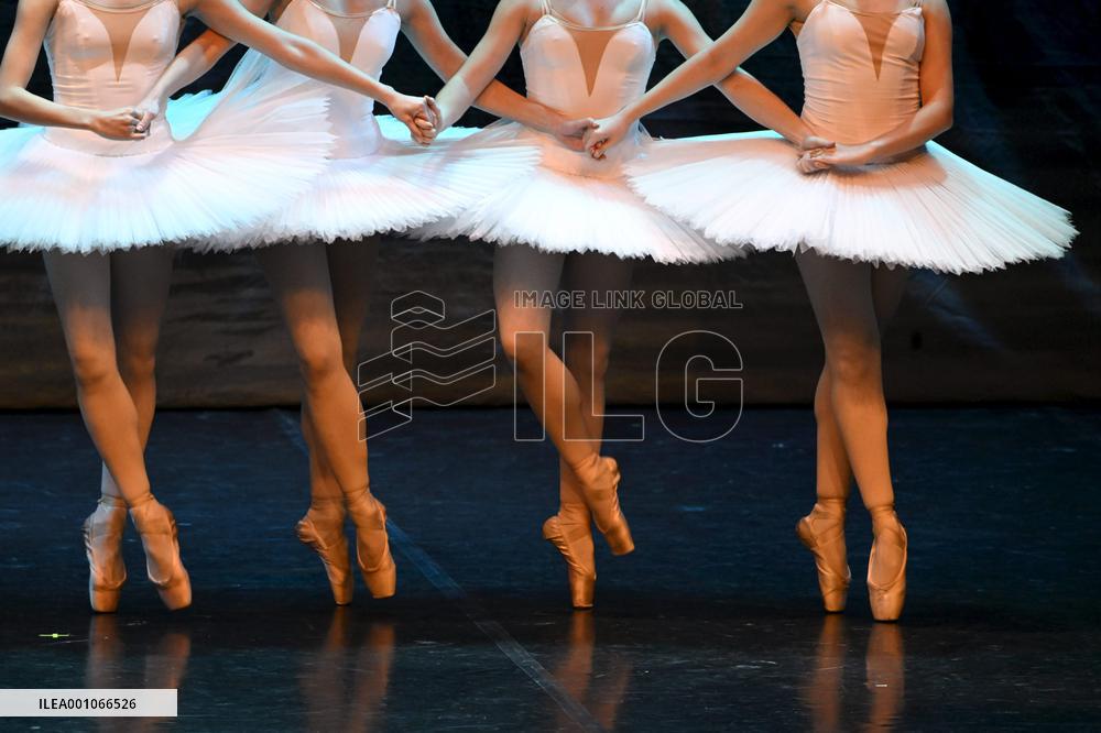 Ukrainalaisen Kiova Grand Balletin Joutsenlampi