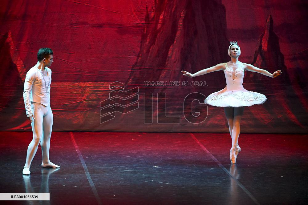 Ukrainalaisen Kiova Grand Balletin Joutsenlampi