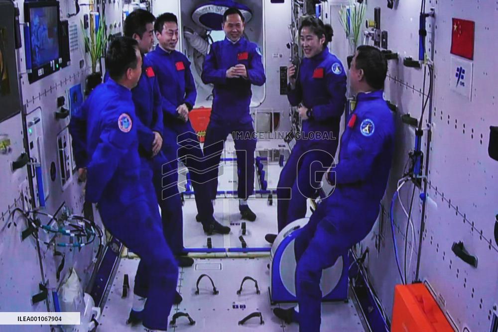 (EyesonSci)CHINA-TWO MISSIONS-SIX ASTRONAUTS-SPACE-GATHERING (CN)