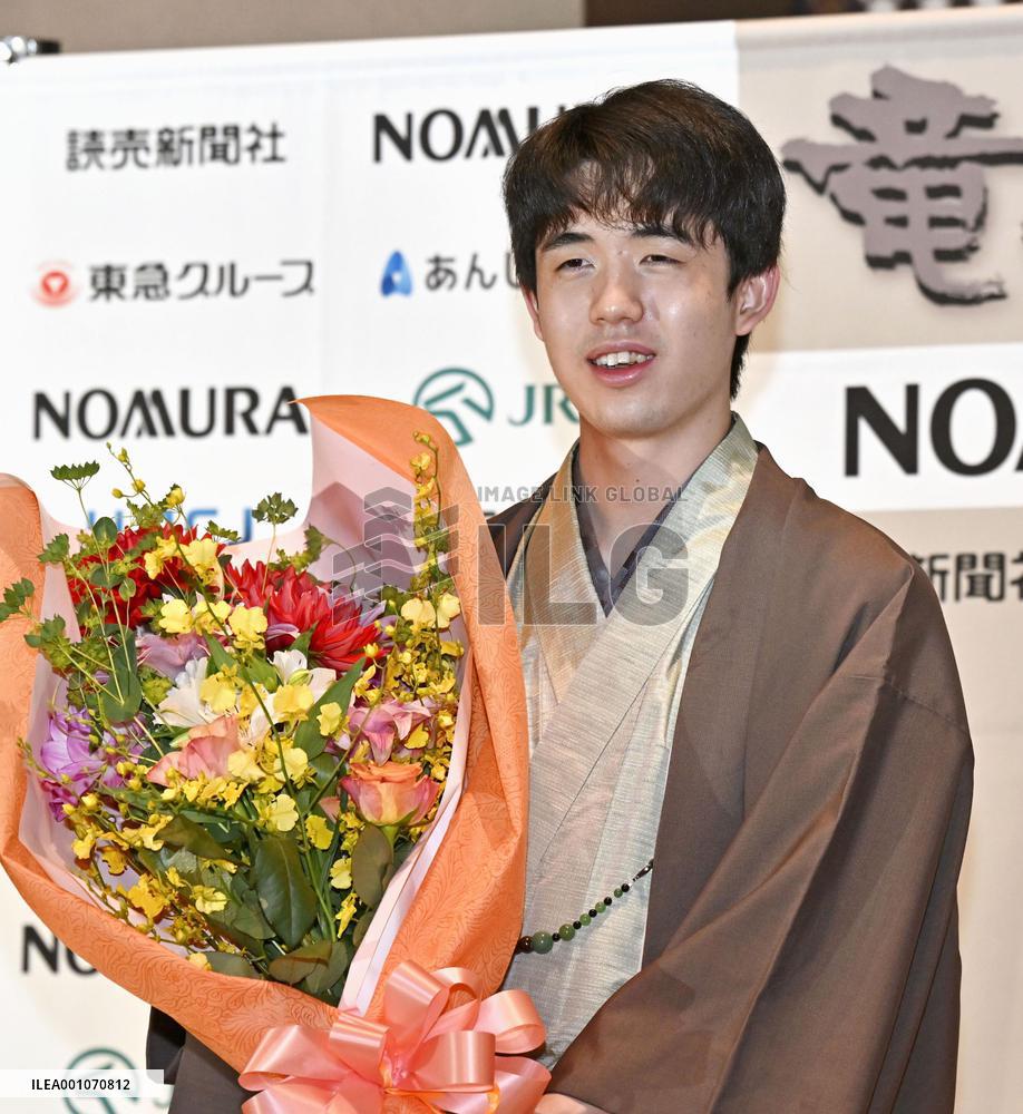 Fujii defends shogi's Ryuo title