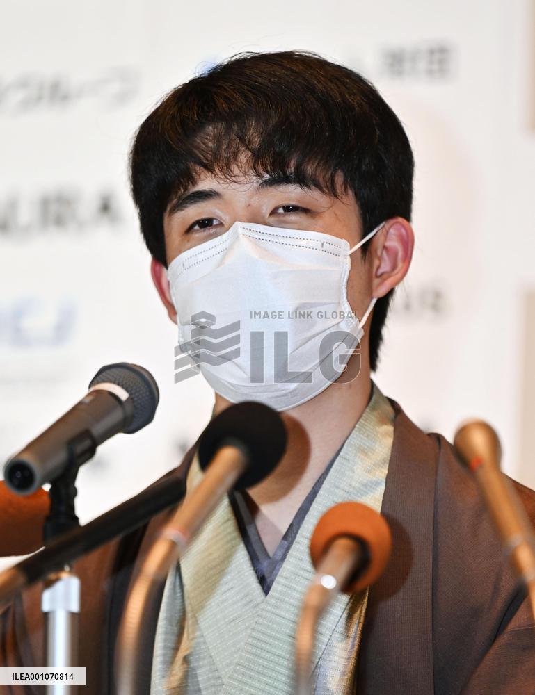 Fujii defends shogi's Ryuo title