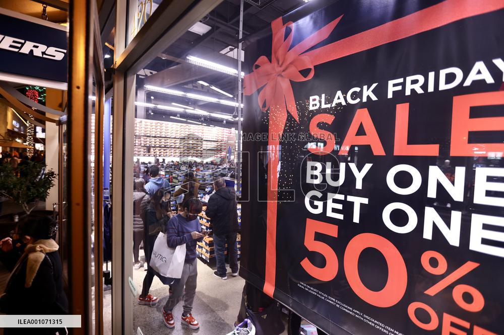 Xinhua Headlines: Inflation clouds U.S. holiday shopping season