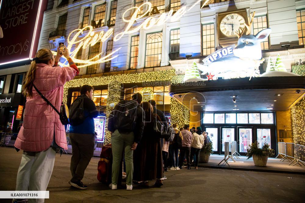 Xinhua Headlines: Inflation clouds U.S. holiday shopping season