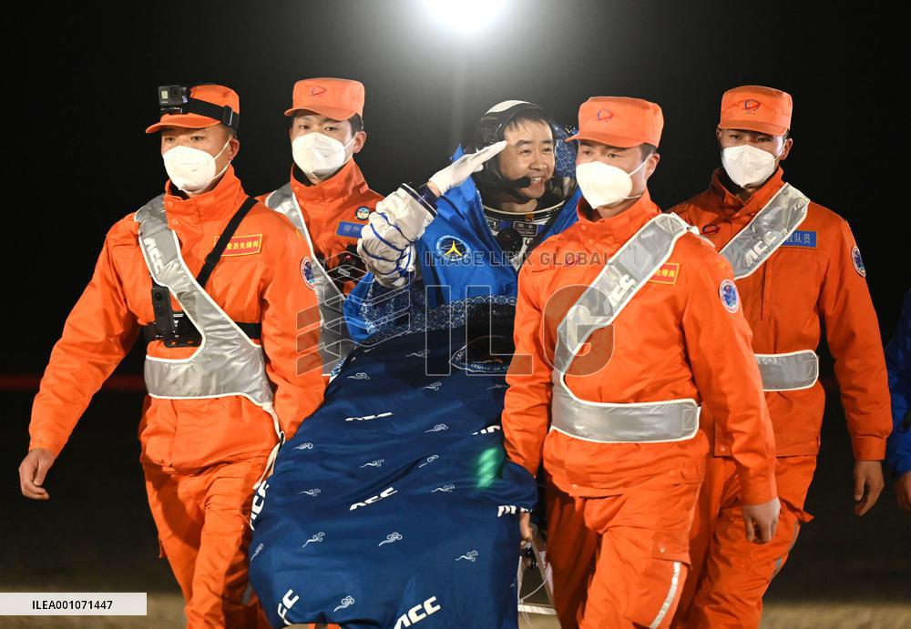 (EyesonSci)CHINA-SHENZHOU-14-RETURN (CN)