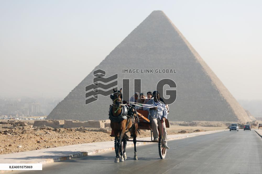 EGYPT-GIZA-PYRAMIDS-TOURISM