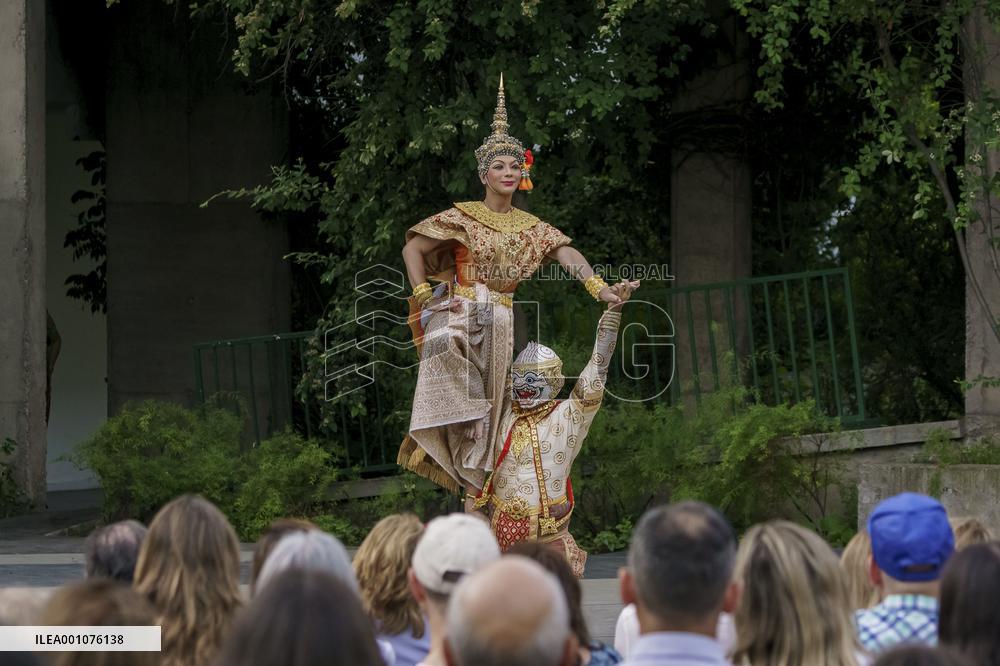 Dances from Thailand in Chile
