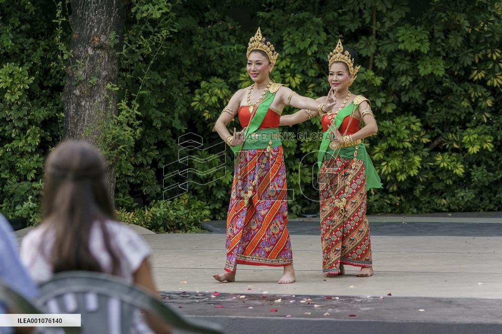 Dances from Thailand in Chile