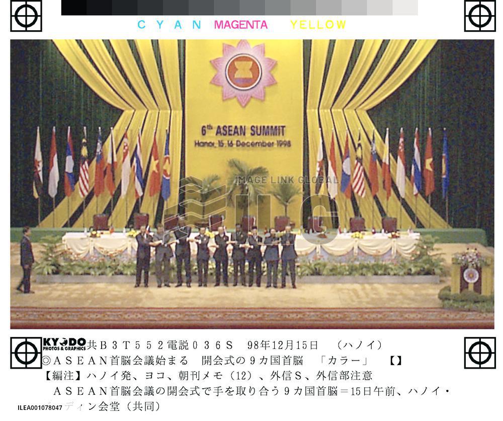 ASEAN leaders hand in hand