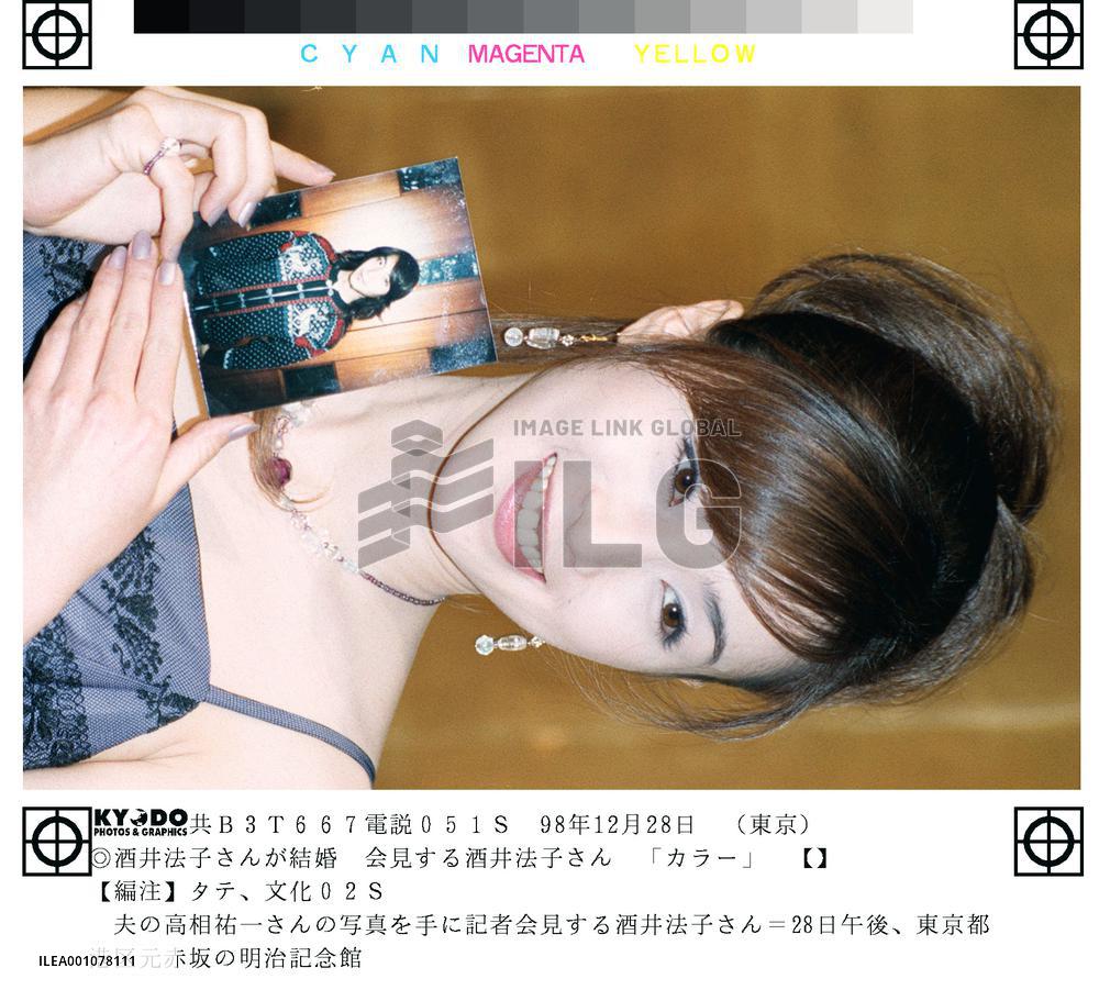 Singer Noriko Sakai announces marriage to shop owner