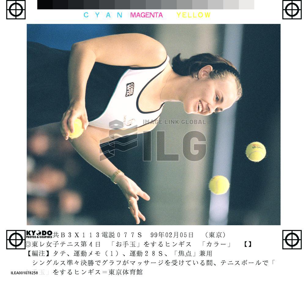 Hingis shows off juggling skills with tennis balls