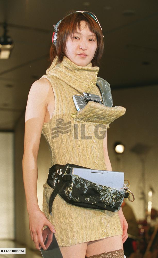 Japan's young ladies adopting IT to casual wear