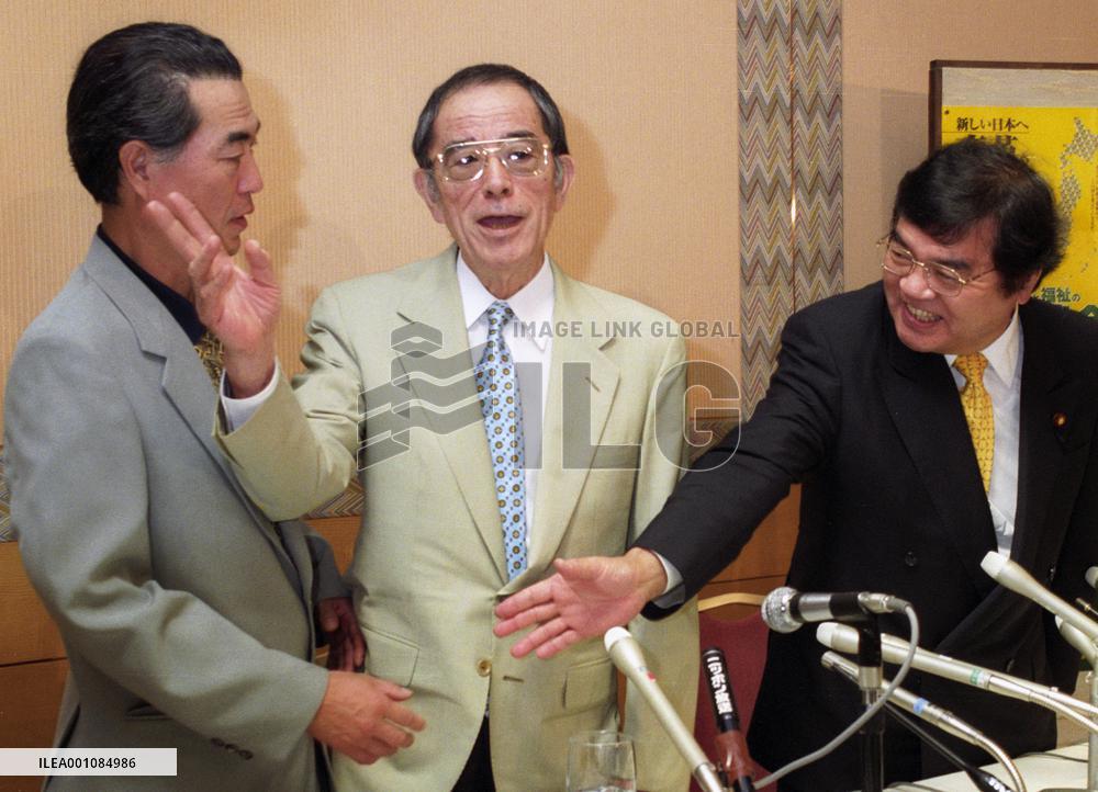 Novelist Nosaka declares candidacy under Liberal League