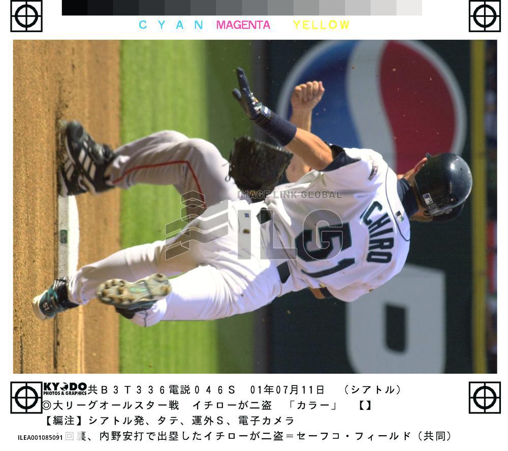 Ichiro steals second base