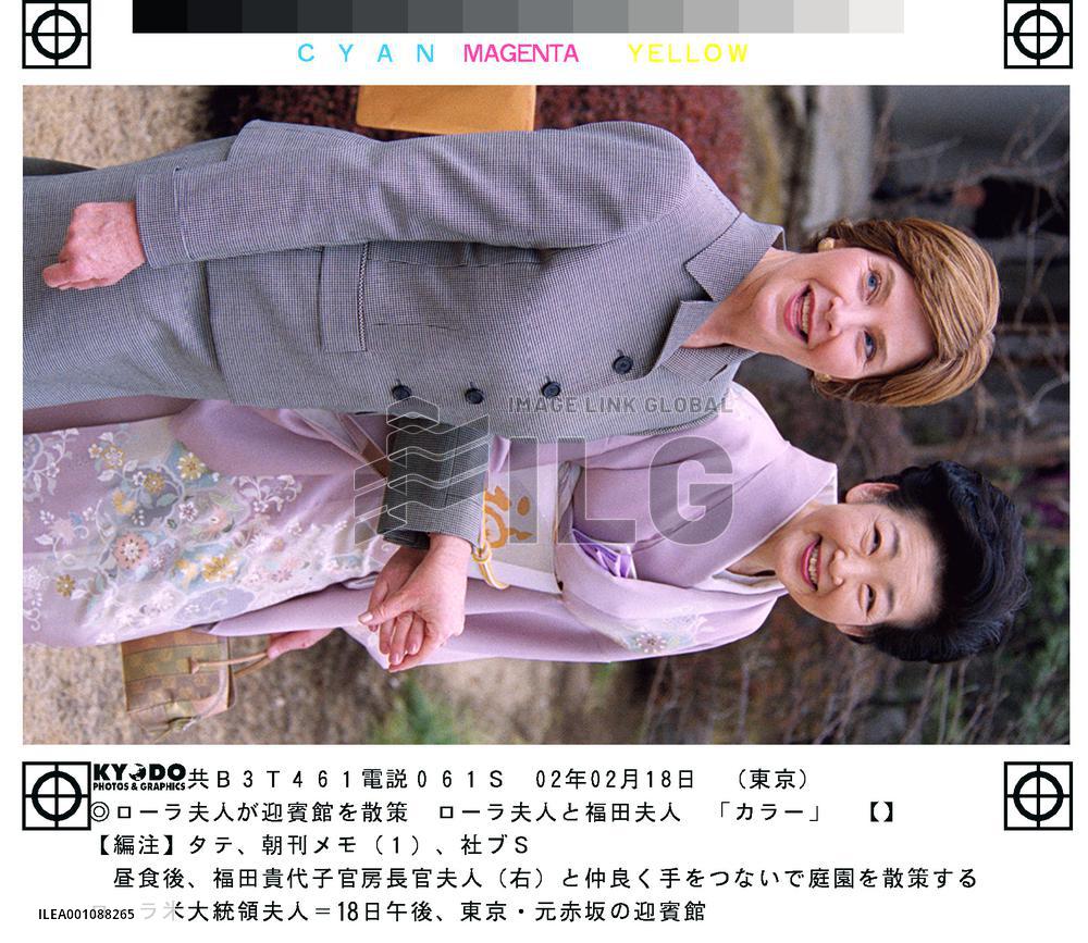 (2)First lady Laura Bush busy with own schedule