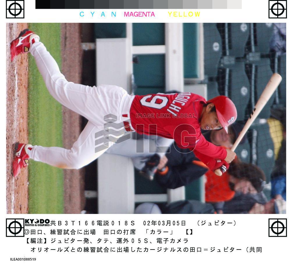 Taguchi gets 1st hit in U.S.